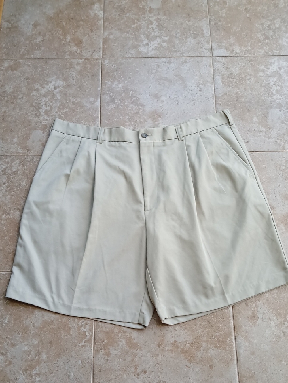 Izod Men's Pleated Front Khaki Shorts